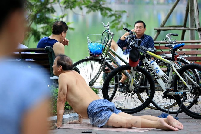 Nhộn nhịp quang cảnh tập thể dục buổi sáng bên Hồ Gươm - ảnh 9