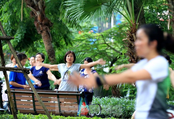 Nhộn nhịp quang cảnh tập thể dục buổi sáng bên Hồ Gươm - ảnh 8