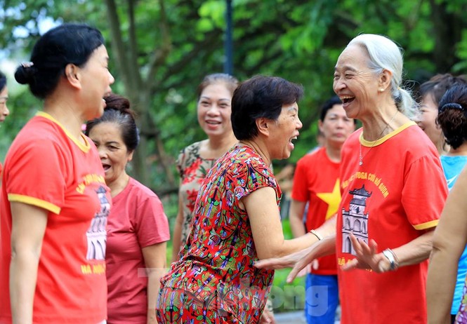 Nhộn nhịp quang cảnh tập thể dục buổi sáng bên Hồ Gươm - ảnh 7