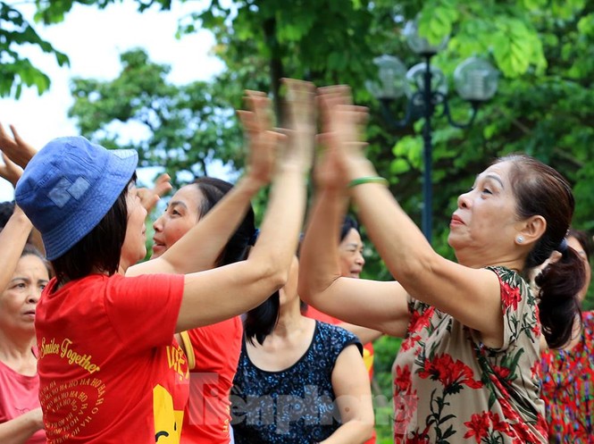 Nhộn nhịp quang cảnh tập thể dục buổi sáng bên Hồ Gươm - ảnh 6