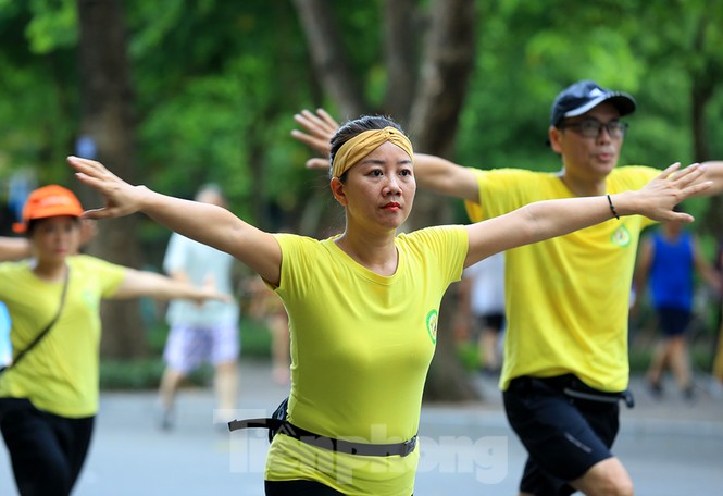 Nhộn nhịp quang cảnh tập thể dục buổi sáng bên Hồ Gươm - ảnh 5