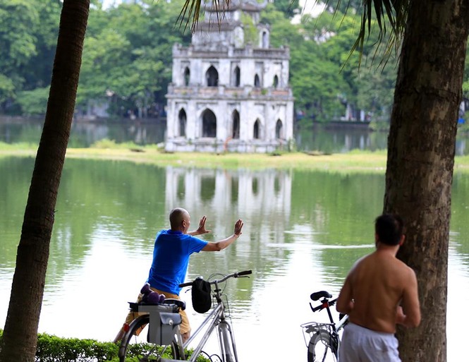 Nhộn nhịp quang cảnh tập thể dục buổi sáng bên Hồ Gươm - ảnh 4