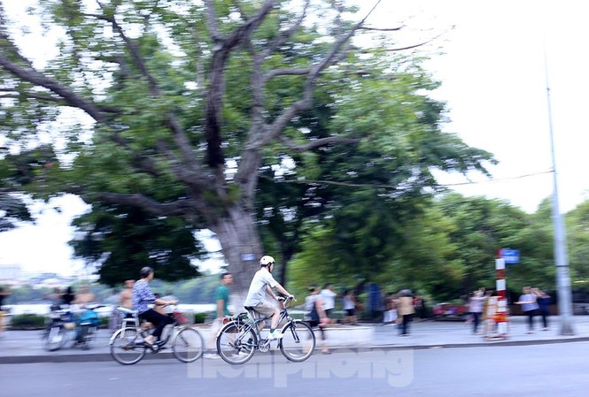 Nhộn nhịp quang cảnh tập thể dục buổi sáng bên Hồ Gươm - ảnh 2