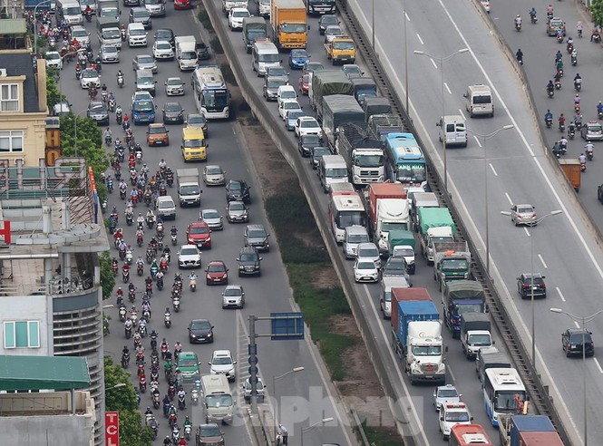 Xe tải chết máy gây ùn tắc kéo dài đường vành đai 3 - ảnh 3