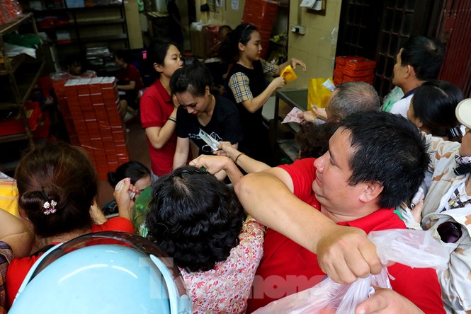 Kẹt xe, tắc đường vẫn rồng rắn chen nhau mua bánh trung thu - ảnh 5