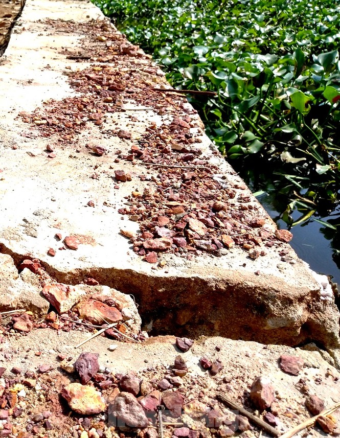 Cận cảnh bờ kè tiền tỷ 'tự hỏng', vỡ toang hoác tả tơi chỉ sau 3 tháng xây dựng - ảnh 1