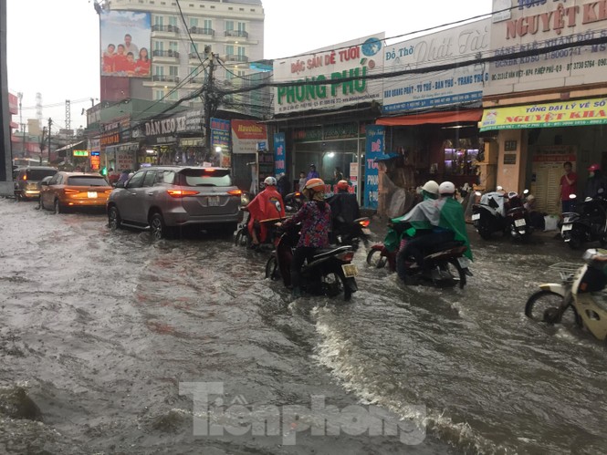 Nước chảy như thác đổ sau mưa, nhiều tuyến đường ở Sài Gòn ngập nặng - ảnh 3
