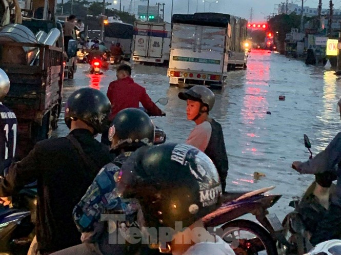 Nước chảy như thác đổ sau mưa, nhiều tuyến đường ở Sài Gòn ngập nặng - ảnh 6