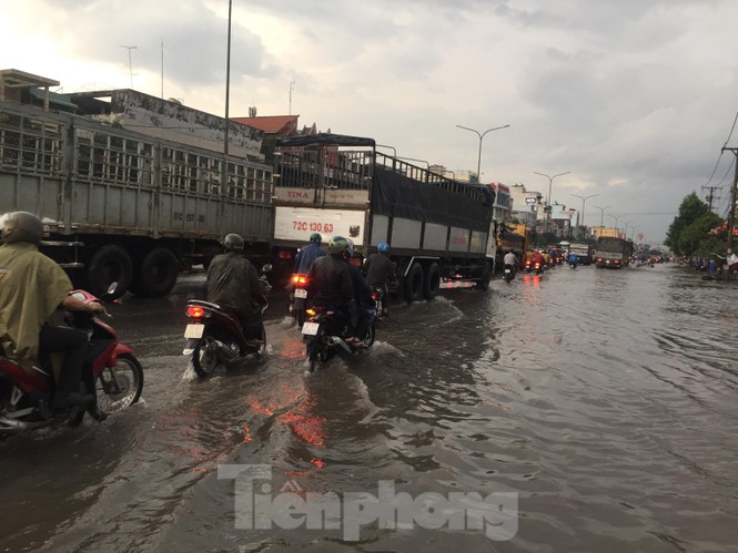 Nước chảy như thác đổ sau mưa, nhiều tuyến đường ở Sài Gòn ngập nặng - ảnh 2