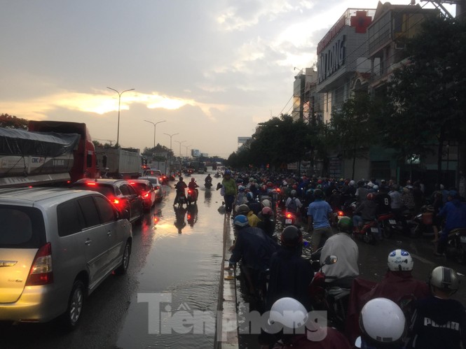 Nước chảy như thác đổ sau mưa, nhiều tuyến đường ở Sài Gòn ngập nặng - ảnh 4