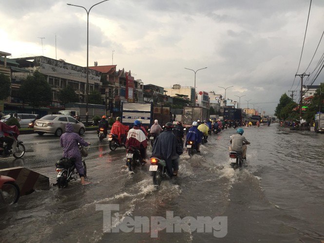 Nước chảy như thác đổ sau mưa, nhiều tuyến đường ở Sài Gòn ngập nặng - ảnh 1