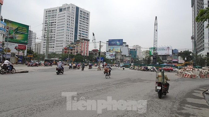 Cận cảnh đường vành đai 2 đoạn đầu cầu Vĩnh Tuy thênh thang sau mở rộng - ảnh 12