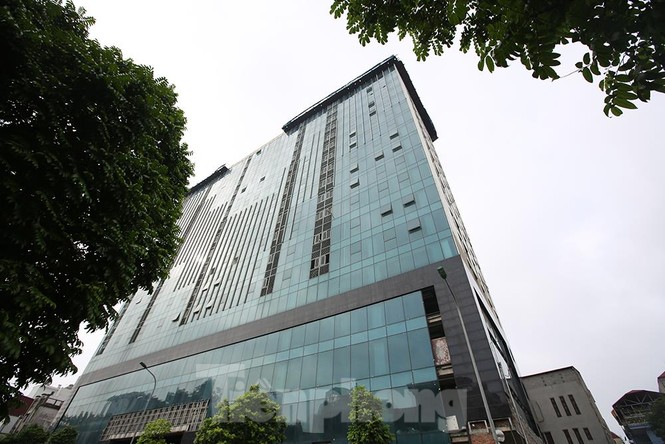 Hiện trạng toà nhà 8B Lê Trực sau nhiều năm yêu cầu 'cắt ngọn' - ảnh 1