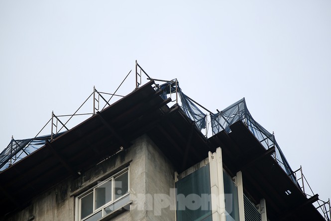 Hiện trạng toà nhà 8B Lê Trực sau nhiều năm yêu cầu 'cắt ngọn' - ảnh 4