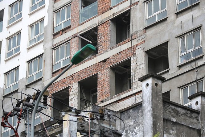 Hiện trạng toà nhà 8B Lê Trực sau nhiều năm yêu cầu 'cắt ngọn' - ảnh 5