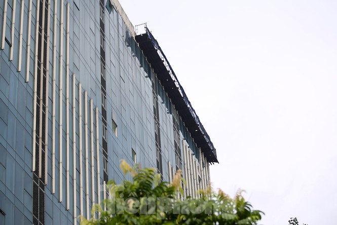 Hiện trạng toà nhà 8B Lê Trực sau nhiều năm yêu cầu 'cắt ngọn' - ảnh 6