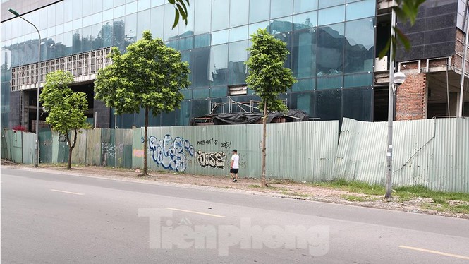 Hiện trạng toà nhà 8B Lê Trực sau nhiều năm yêu cầu 'cắt ngọn' - ảnh 9