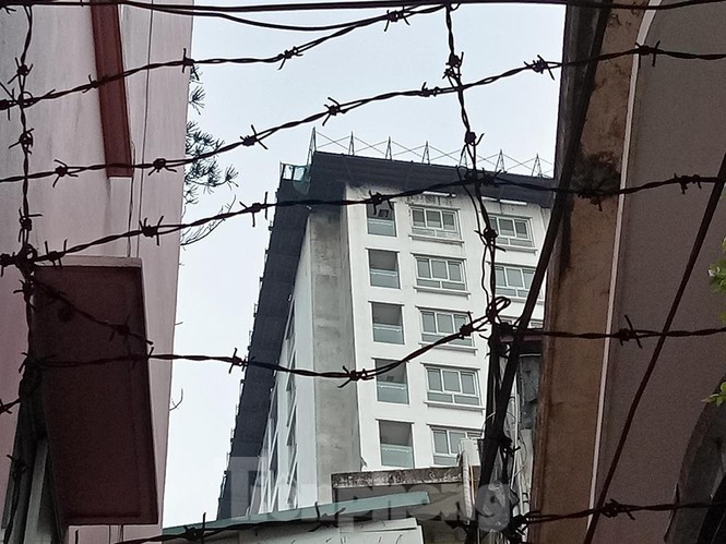 Hiện trạng toà nhà 8B Lê Trực sau nhiều năm yêu cầu 'cắt ngọn' - ảnh 11