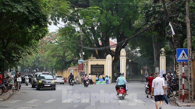 Hơn 75.000 thí sinh Hà Nội bước vào môn thi đầu tiên trong tiết trời dịu mát - ảnh 2