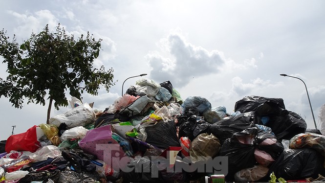 Đường thành núi rác, ô tô bị vây kín không lối thoát giữa Thủ đô - ảnh 3