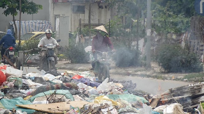 Đường thành núi rác, ô tô bị vây kín không lối thoát giữa Thủ đô - ảnh 5