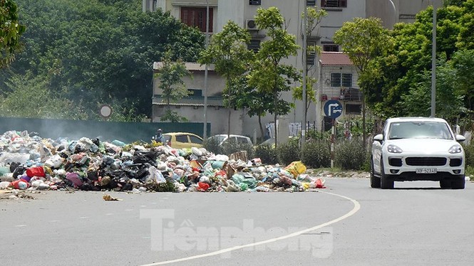 Đường thành núi rác, ô tô bị vây kín không lối thoát giữa Thủ đô - ảnh 6