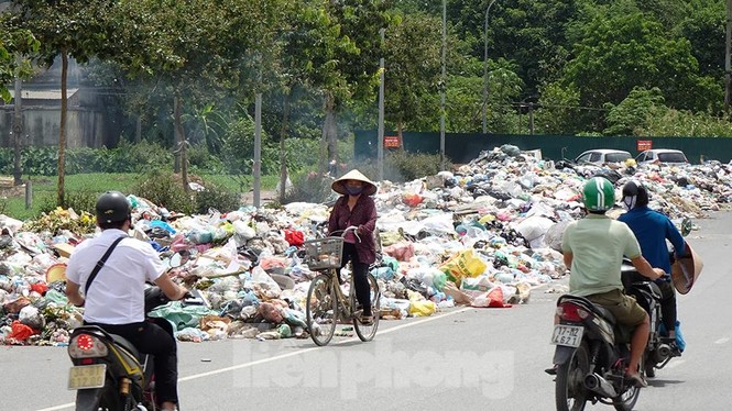 Đường thành núi rác, ô tô bị vây kín không lối thoát giữa Thủ đô - ảnh 7