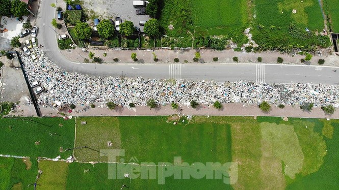 Đường thành núi rác, ô tô bị vây kín không lối thoát giữa Thủ đô - ảnh 12