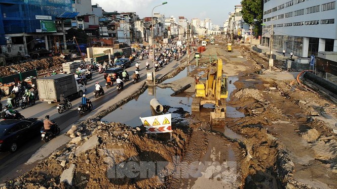 Người dân khốn khổ luồn lách trong khói bụi khi qua đại công trường vành đai 2 - ảnh 1