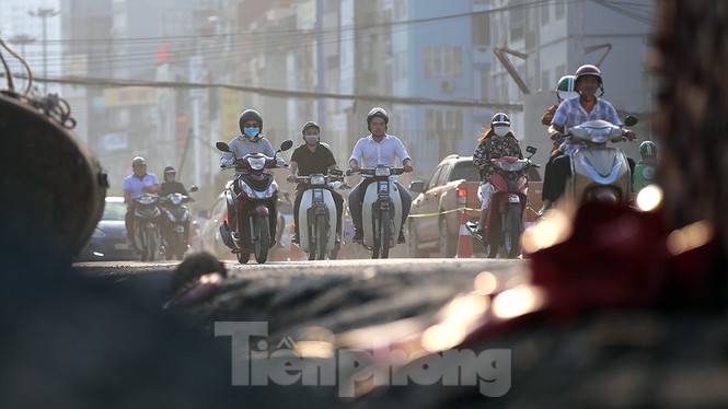 Người dân khốn khổ luồn lách trong khói bụi khi qua đại công trường vành đai 2 - ảnh 3