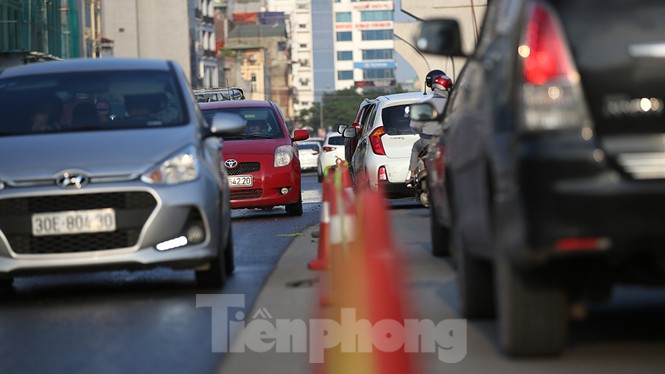 Người dân khốn khổ luồn lách trong khói bụi khi qua đại công trường vành đai 2 - ảnh 5