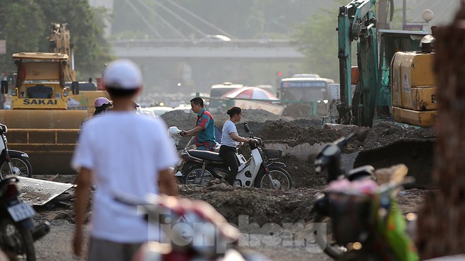 Người dân khốn khổ luồn lách trong khói bụi khi qua đại công trường vành đai 2 - ảnh 7