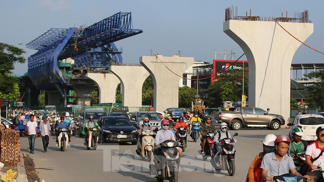 Người dân khốn khổ luồn lách trong khói bụi khi qua đại công trường vành đai 2 - ảnh 10