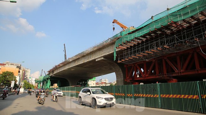 Người dân khốn khổ luồn lách trong khói bụi khi qua đại công trường vành đai 2 - ảnh 11