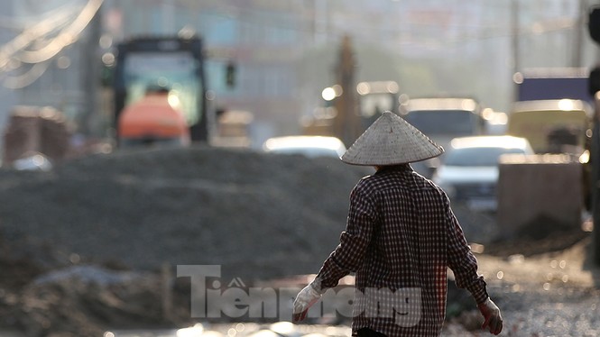 Người dân khốn khổ luồn lách trong khói bụi khi qua đại công trường vành đai 2 - ảnh 14