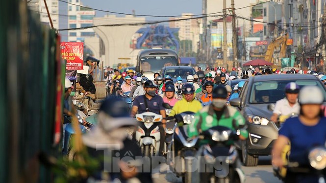 Người dân khốn khổ luồn lách trong khói bụi khi qua đại công trường vành đai 2 - ảnh 15