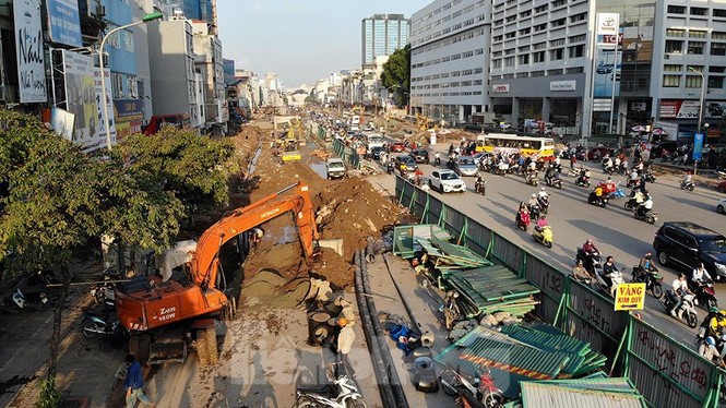 Người dân khốn khổ luồn lách trong khói bụi khi qua đại công trường vành đai 2 - ảnh 16