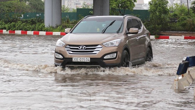 Nhiều tuyến đường, nút giao thông Hà Nội tê liệt sau mưa lớn kéo dài - ảnh 3