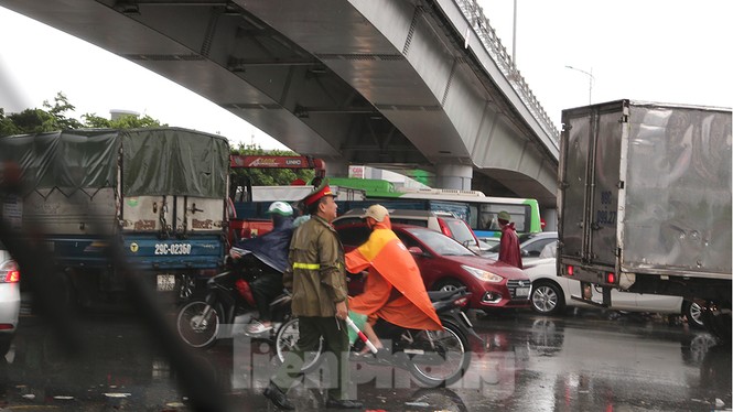 Nhiều tuyến đường, nút giao thông Hà Nội tê liệt sau mưa lớn kéo dài - ảnh 2