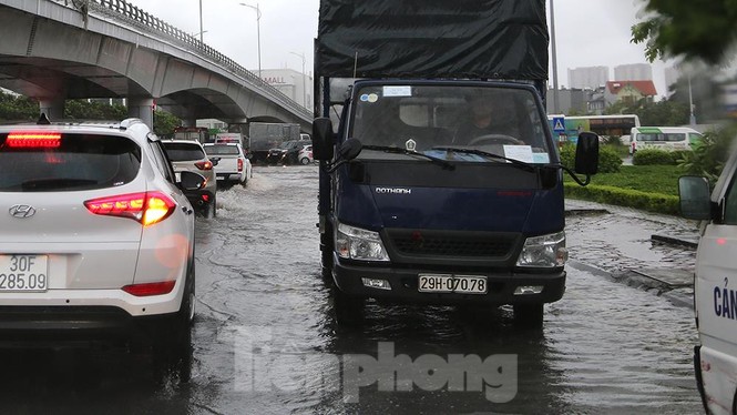 Nhiều tuyến đường, nút giao thông Hà Nội tê liệt sau mưa lớn kéo dài - ảnh 5