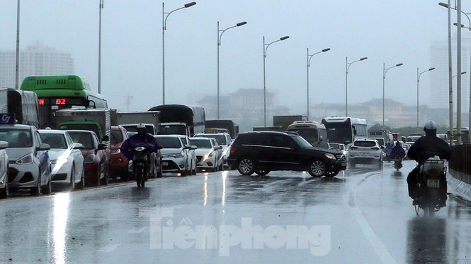 Nhiều tuyến đường, nút giao thông Hà Nội tê liệt sau mưa lớn kéo dài - ảnh 9