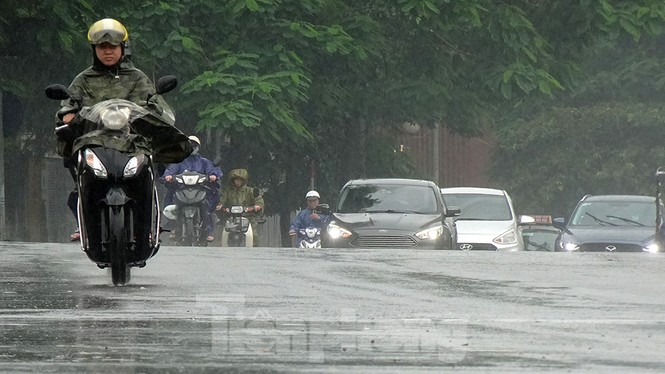 Dân hạng sang sống nhà liền kề chục tỷ hì hục bơm nước thoát ngập - ảnh 15