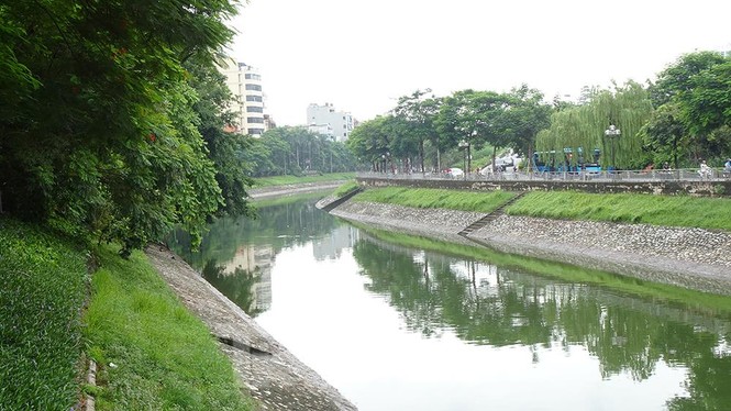 Nước sông Tô Lịch trong veo sau bão, cần thủ thỏa sức buông câu bắt cá - ảnh 2