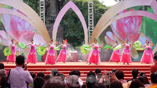 Rộn ràng lễ rước cặp bánh Trung thu truyền thống lớn nhất Việt Nam tại Hà Nội - ảnh 13