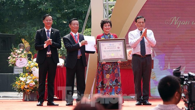 Rộn ràng lễ rước cặp bánh Trung thu truyền thống lớn nhất Việt Nam tại Hà Nội - ảnh 14