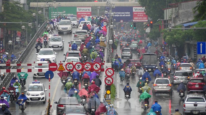 Mưa lớn, nhiều tuyến đường Hà Nội ùn ứ - ảnh 1