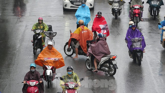 Mưa lớn, nhiều tuyến đường Hà Nội ùn ứ - ảnh 4
