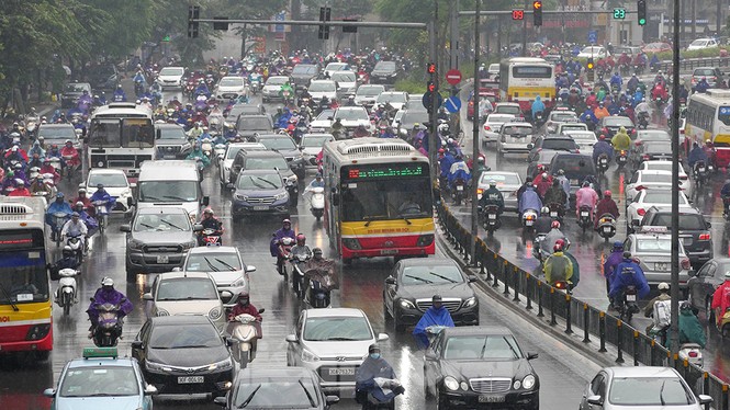 Mưa lớn, nhiều tuyến đường Hà Nội ùn ứ - ảnh 5