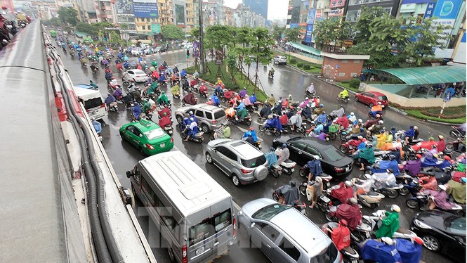 Mưa lớn, nhiều tuyến đường Hà Nội ùn ứ - ảnh 7