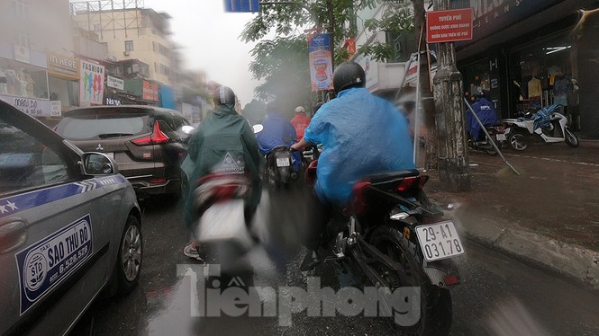 Mưa lớn, nhiều tuyến đường Hà Nội ùn ứ - ảnh 8